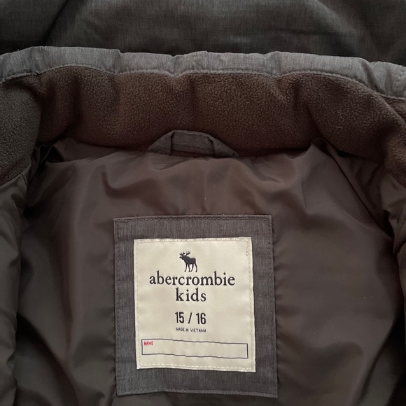 NWOT Abercrombie Kids Puffy Vest. Grey. Size 15/16. - Picture 11 of 17